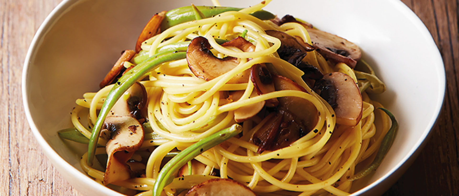 SPAGHETTI CON HONGOS Y EJOTES AL LIMÓN