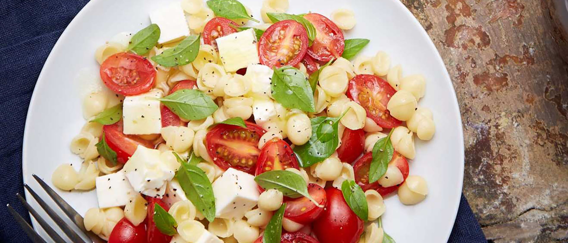 Ensalada De Pasta Con Tomates Albahaca Y Queso 9611